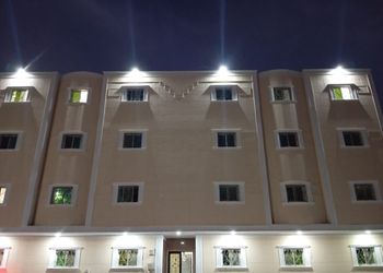 شقة بصالة أنيقة ودخول ذاتي 