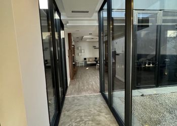 شاليه بمسبح خارجي ومسطح اخضر