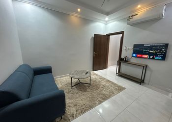 شقة بدخول ذاتي وصالة مريحة 