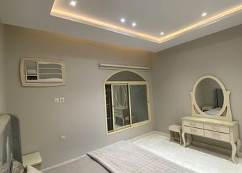 شقة بصالة وثلاث غرف نوم