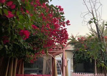 شالية بجلسة مطلة على مسبح 