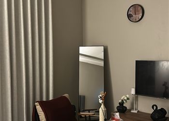 استديو بأثاث مريح وبسيط 