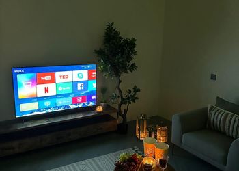 شاليه بصالة مطلة على المسبح
