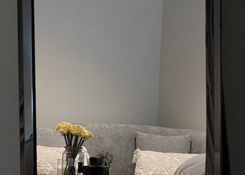 استديو بأثاث مريح وبسيط 