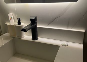 استديو بأثاث مريح وبسيط