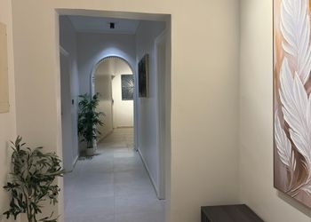 غرفة بسرير ماستر