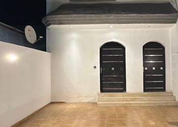 استديو بسرير ماستر وأثاث مريح 