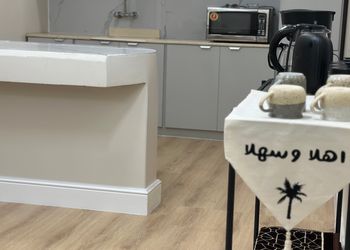 شقة بصالة أنيقة وغرفتين نوم 