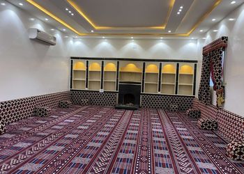 استراحة بمجلس واسع وفناء خارجي 