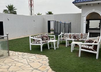 شاليه بمسطح اخضر وجلسة خارجية 