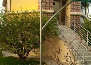 استراحة بألعاب أطفال وجلسة خارجية 