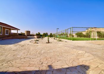 استراحة بجلسة خارجية ومسطح اخضر