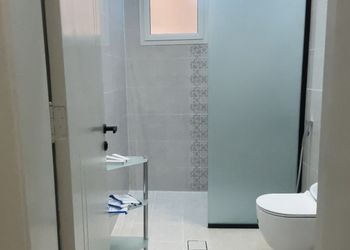 شقة بصالة وثلاث غرف نوم