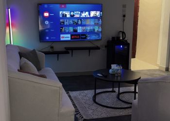 استديو بسرير ماستر وأثاث مريح 