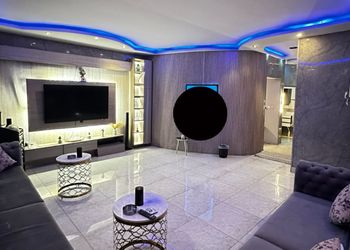 شاليه بمسطح اخضر ومسبح 
