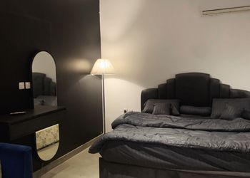 استراحة بجلسة خارجية ومسطح اخضر