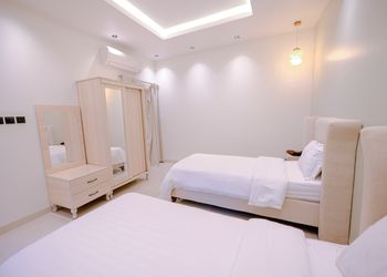 شاليه بجلسة تطل على مسبح خارجي 