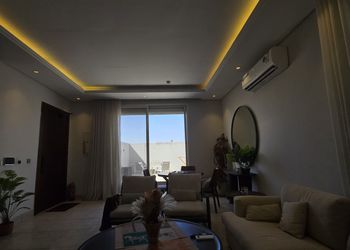 شقة بصالة وثلاث غرف نوم