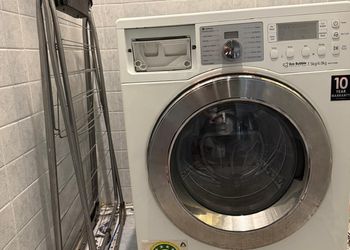 شاليه بمسطح اخضر ومسبح 