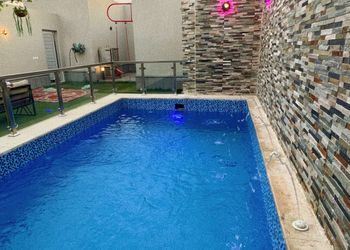 شاليه بجلسة خارجية ومسطح اخضر