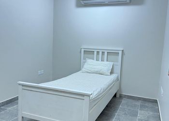 شقة بأربع غرف نوم وبلكونة