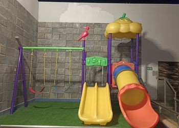 شاليه بمسطح اخضر و مسبح