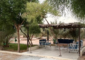 مزرعة بمناظر خلابة وجلسة خارجية 