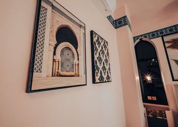 استديو بأثاث مريح وبسيط 