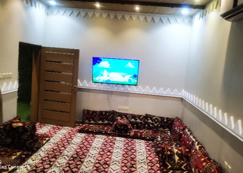 شاليه بمسطح اخضر وجلسة خارجيه