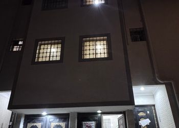شقة بغرفة معيشة وغرفتين نوم 