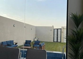 شاليه بجلسة خارجية على المسبح 