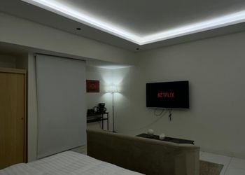 استديو بأثاث مريح وبسيط 