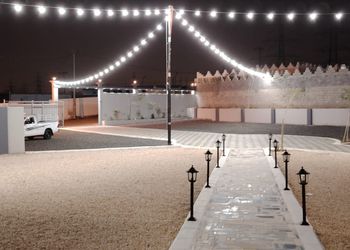 استراحة بمجلس واسع وفناء خارجي