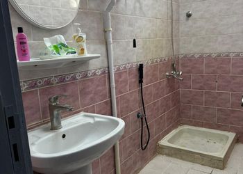 شقة بصالة جلوس وغرفتين نوم 