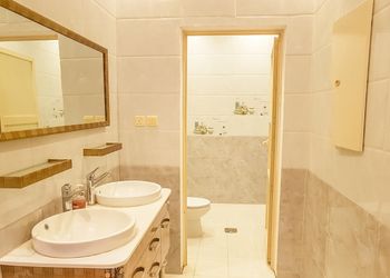 شاليه بمسطح اخضر وجلسة خارجيه