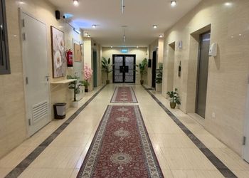 شقة بصالة أنيقة وثلاث غرف نوم 