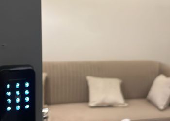 استديو بأثاث مريح وبسيط 