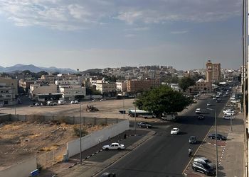 شقة بغرفتين نوم وصالة مريحة 