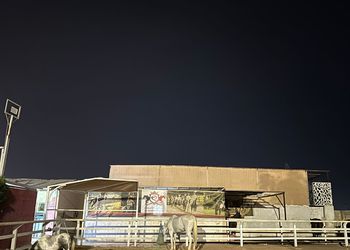 استراحة بجلسة مطلة على مسبح 