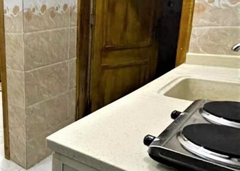 شقة بغرفة نوم ودورة مياة