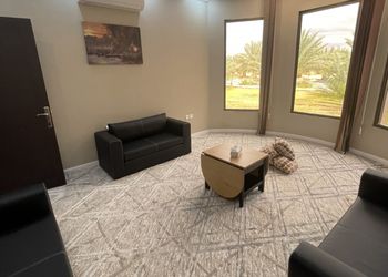 مزرعة بمسطحات خضراء وبيت شعر 