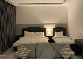 استديو بأثاث مريح وبسيط 