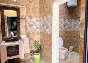 شاليه بمسطح اخضر وجلسة خارجية 
