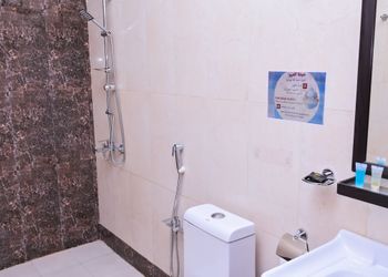 غرفة بسرير ماستر