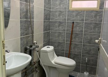 غرفة بأثاث بسيط ومريح