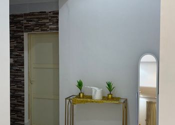 شاليه بجلسة تطل على مسبح خارجي 