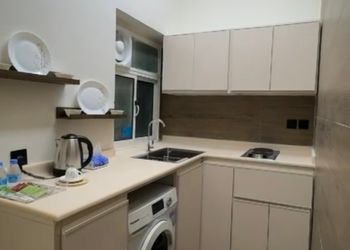 شقة بصالة مريحة وغرفتين نوم 