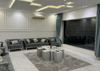 شاليه بجلسة تطل على مسبح خارجي 