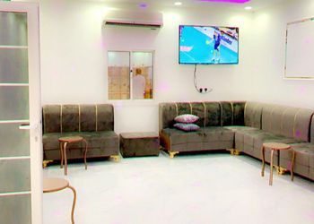 شاليه بمسبح خارجي بحاجز ومسطحات خضراء