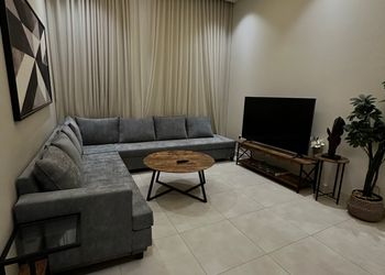 شقة بصالة أنيقة ودخول ذاتي